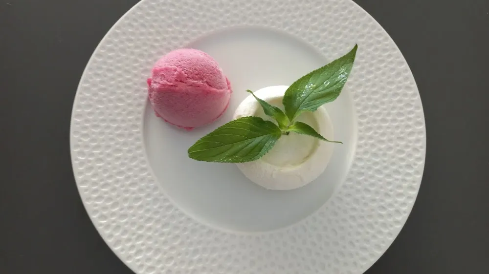 Dessert Signature Mousseux Vanille de Madagascar Coeur Coulant À la Cacahuète